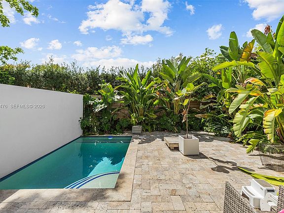 2nd image of 442 SW 15th Rd