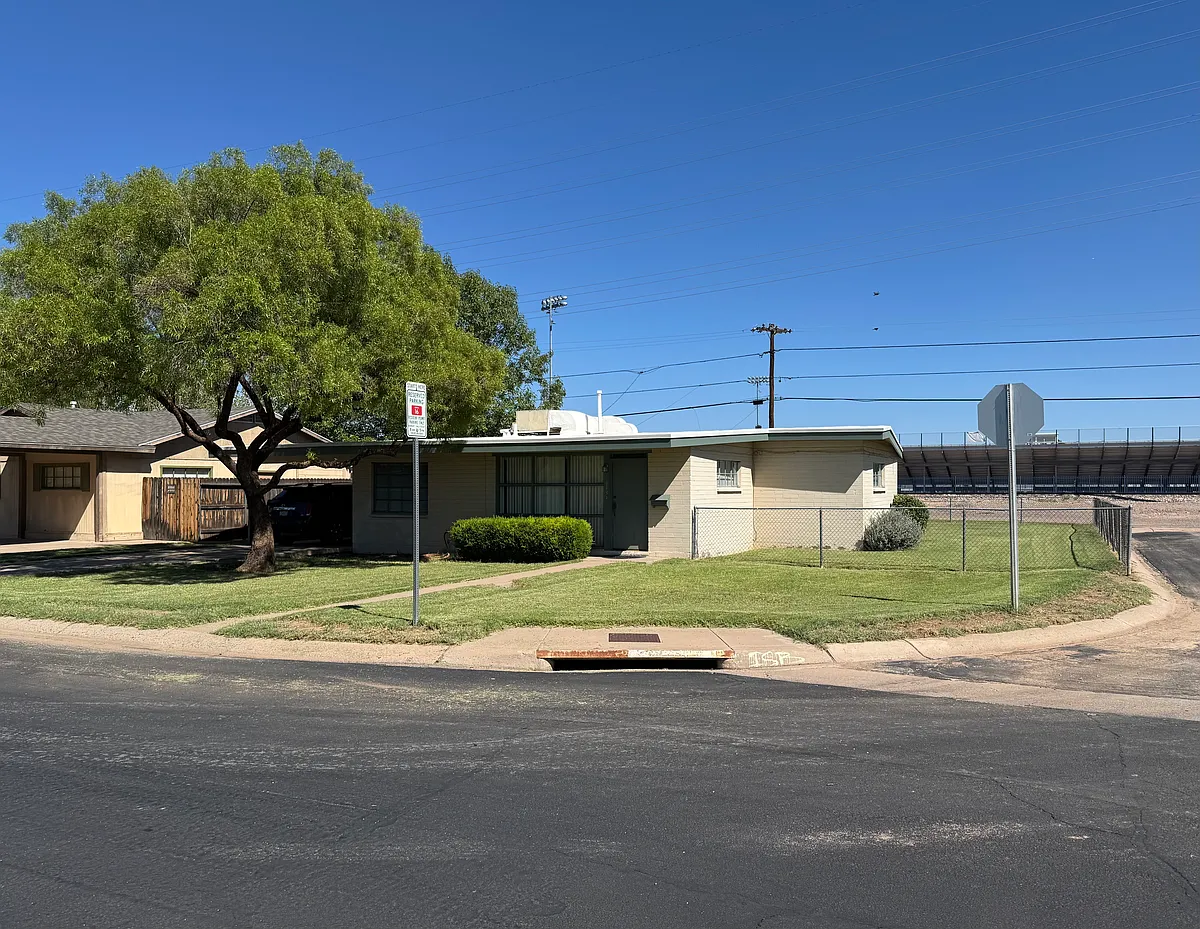 Building Photo - 1613 S Farmer Ave