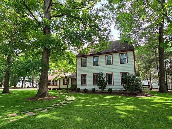 4th image of 4075 Grosse Point Dr
