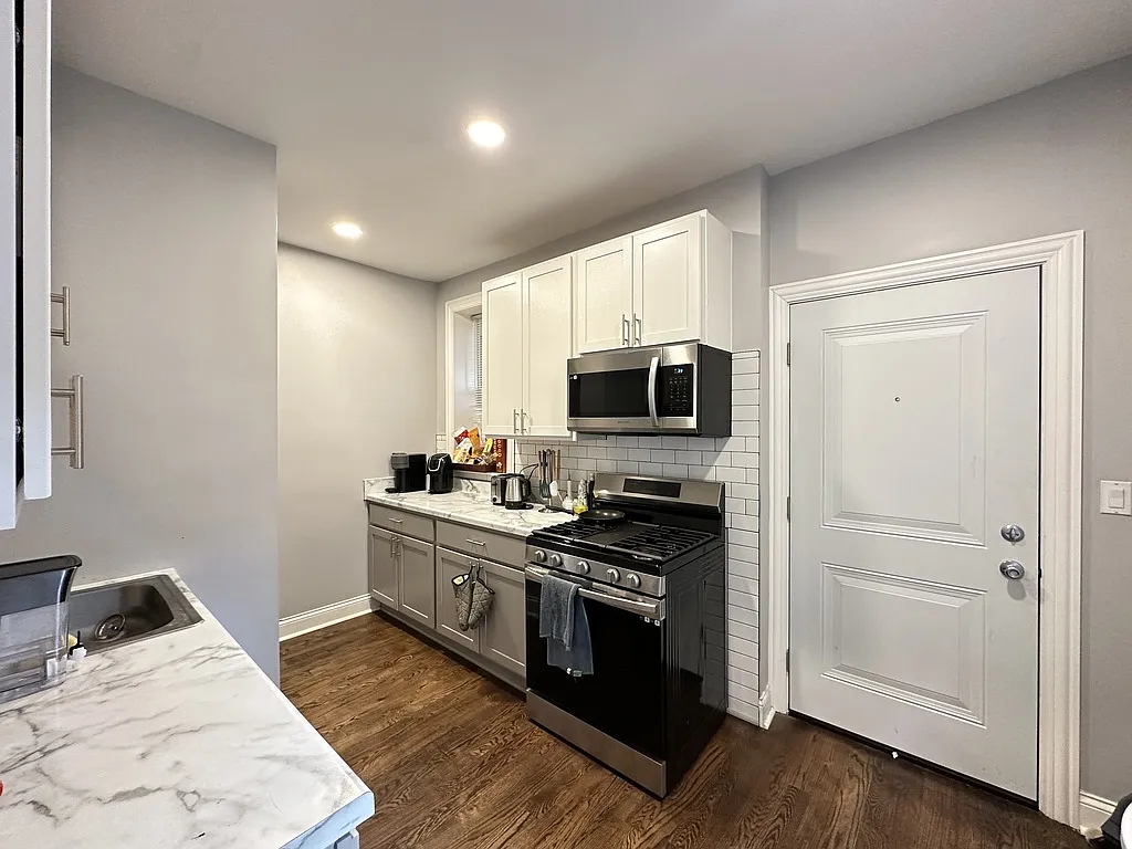 Attractive 3 Bed, 2 Bath at Lakewood + Rosemont (Rogers Park) — Photo 3