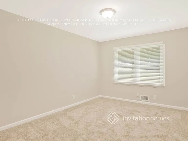 1554 N Columbia Pl — Photo 11
