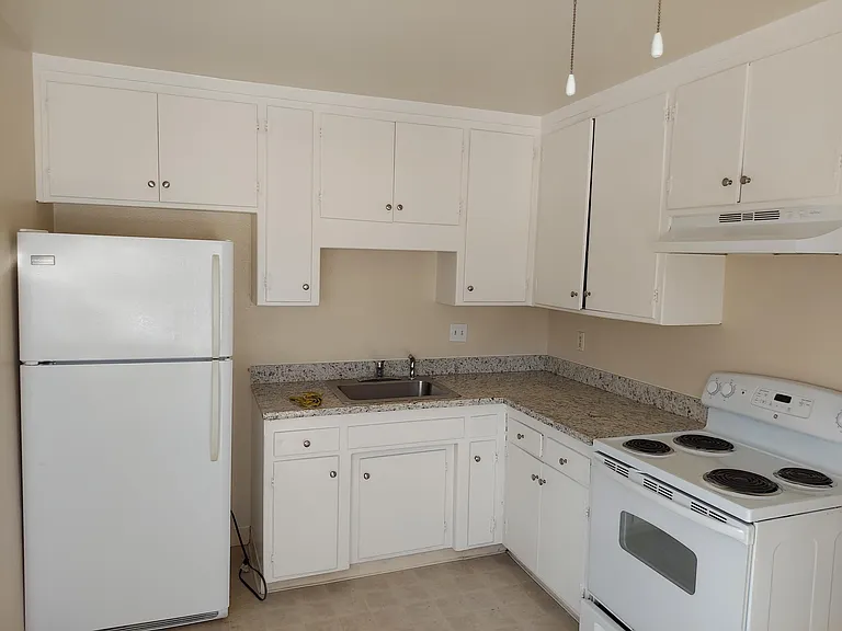 3227 Williamsburg Dr #4 — Photo 2