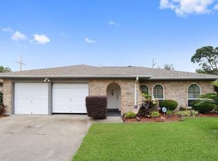 445 Brookmeade Dr, Gretna, LA 70056