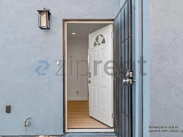 1421 Adeline St — Photo 2