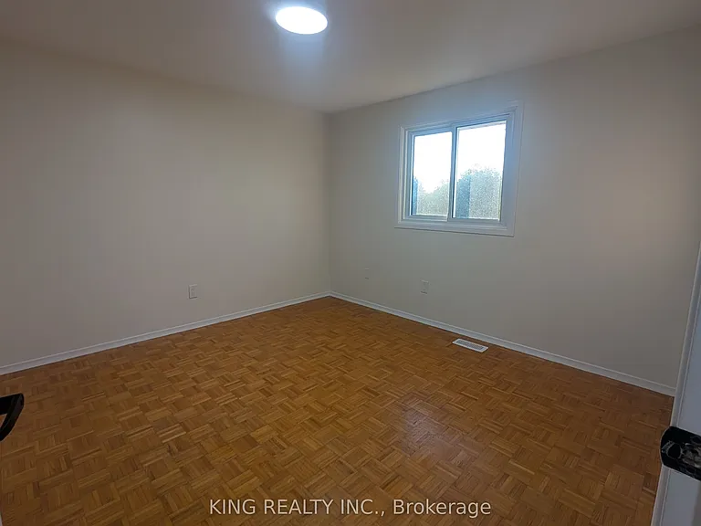 37 Vanier Pl — Photo 10