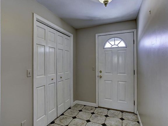4th image of 1304 Oakwood Dr