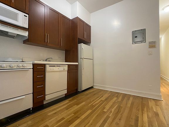 5th image of 137 W 67th St APT 1W