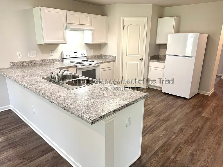 4104 Devonwood Ct — Photo 4