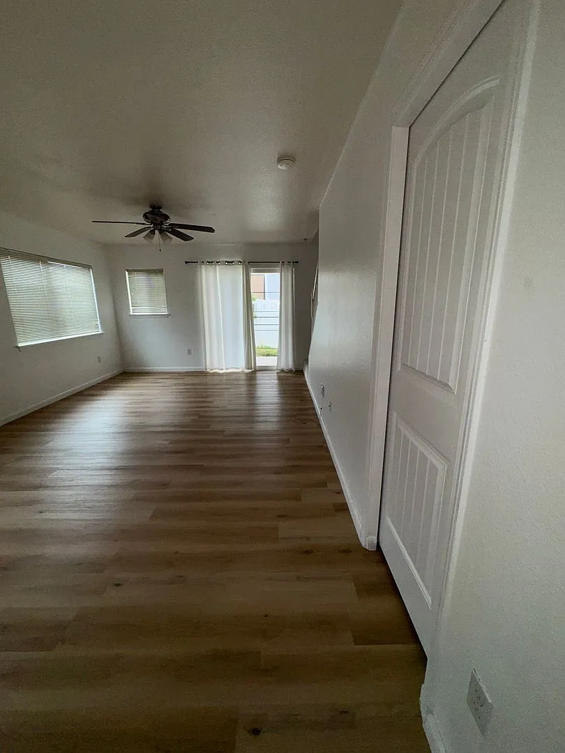 Partly Furnished 2 bedroom 2 1/2 bath SIngle family attached townhome — Photo 3