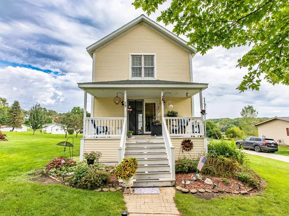 59 7th St, Mineral Point, WI 53565