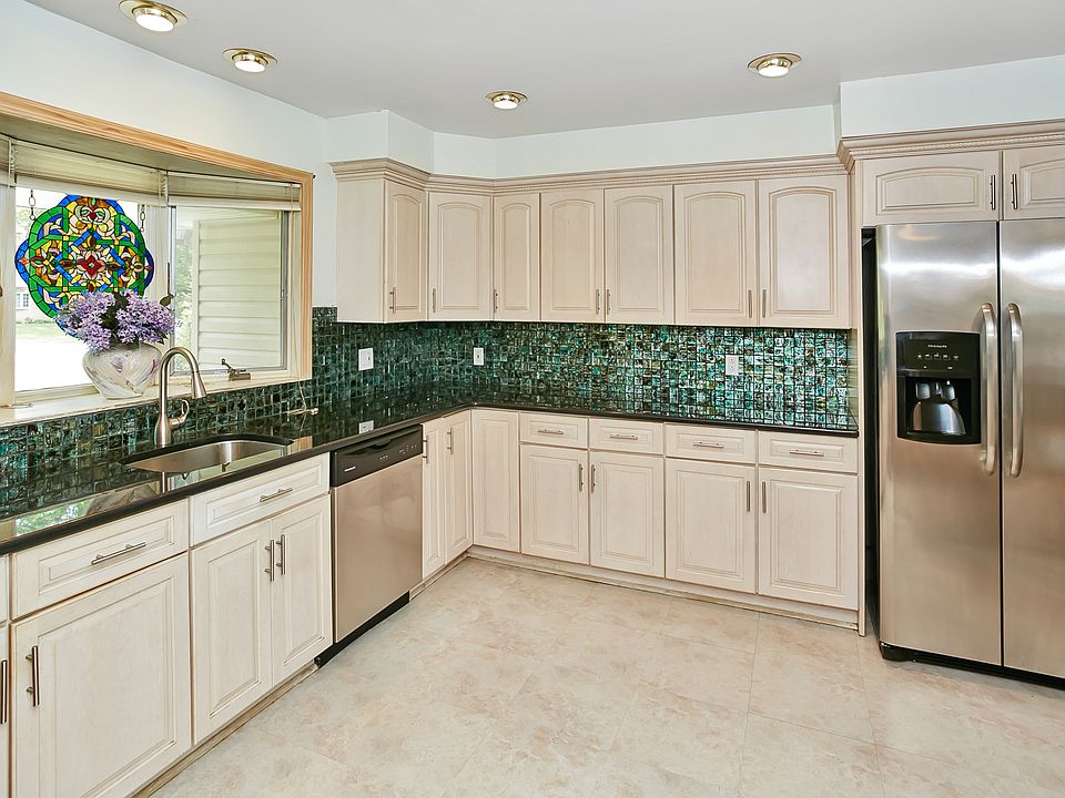 1st image of 113 Pinetree Ln