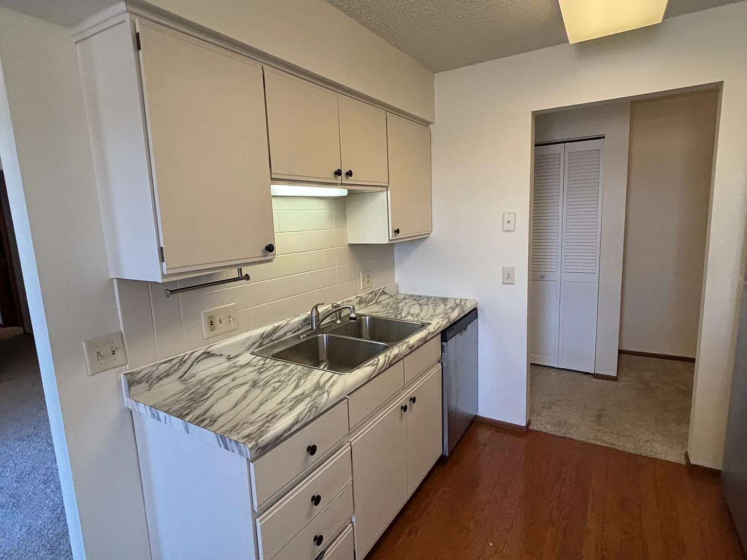 2 bed, 1.5 bath, 998 sqft, $1,050 — Photo 1