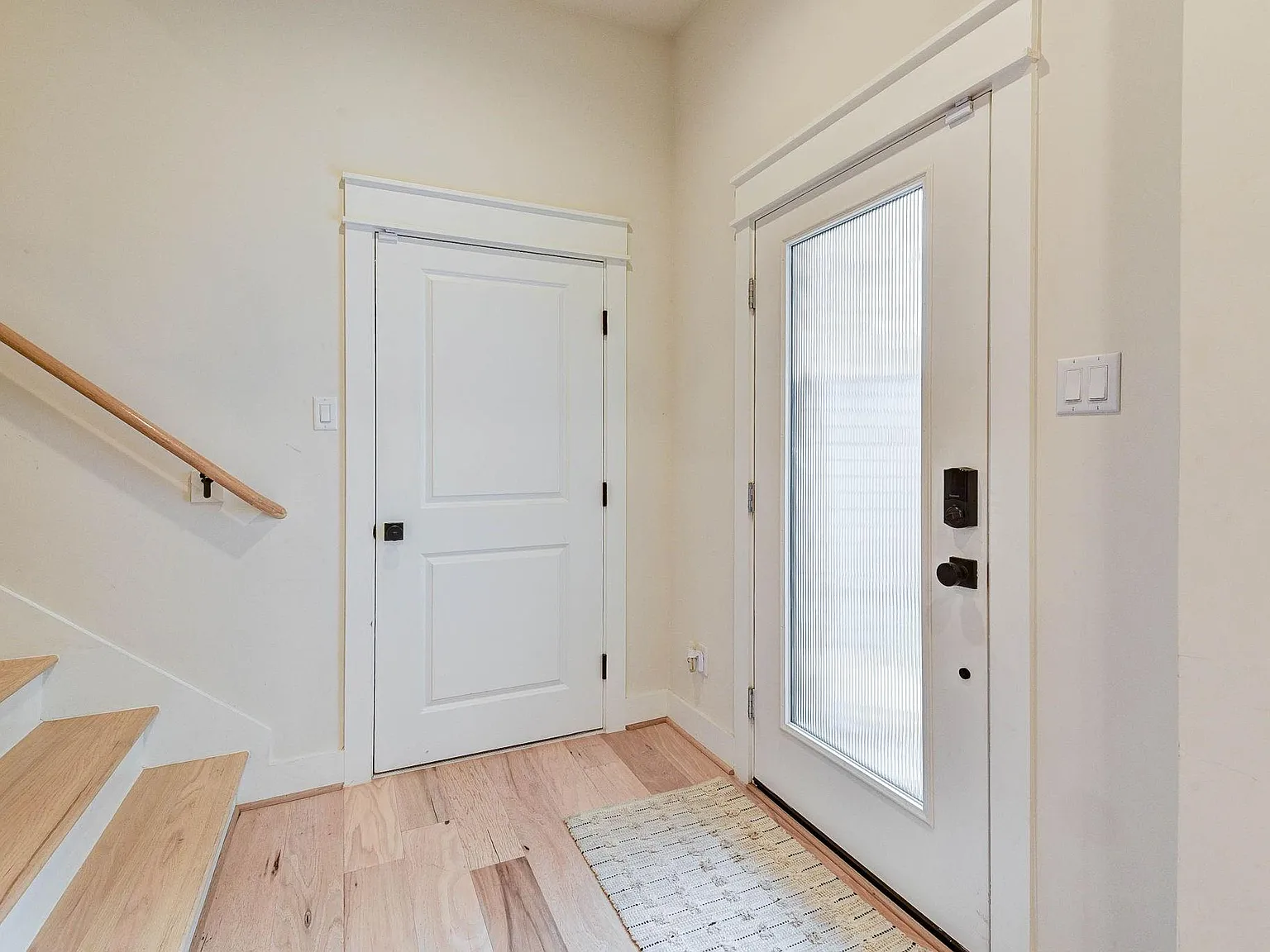 3 bed, 3.5 bath, 2300 sqft, $3,300 — Photo 3