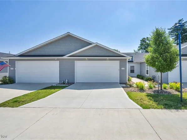 242 Oak Tree Ln, Elyria, OH 44035