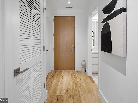2nd image of 1324 E St SE #103