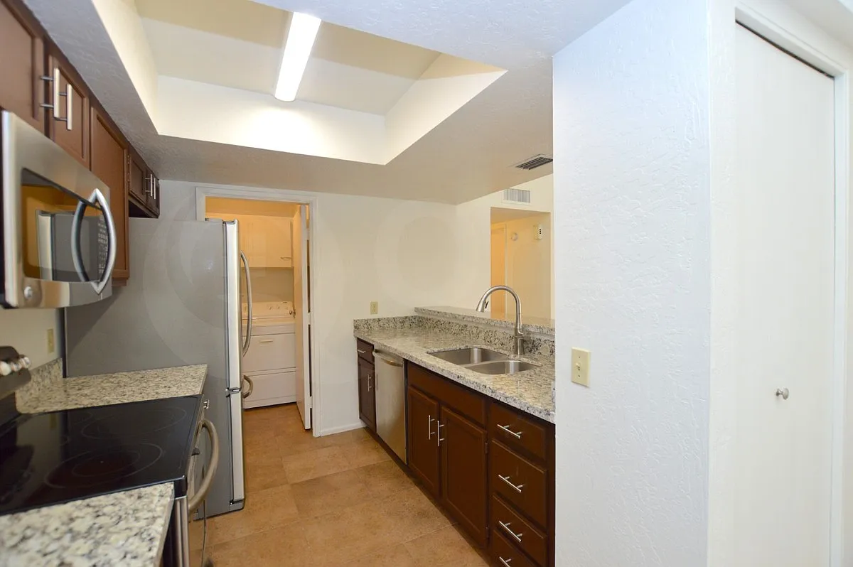 2 bed, 2.0 bath, 907 sqft, $1,749 — Photo 4