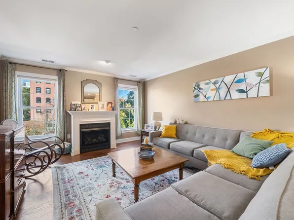 10 Crowninshield St Unit 204, Peabody, MA 01960