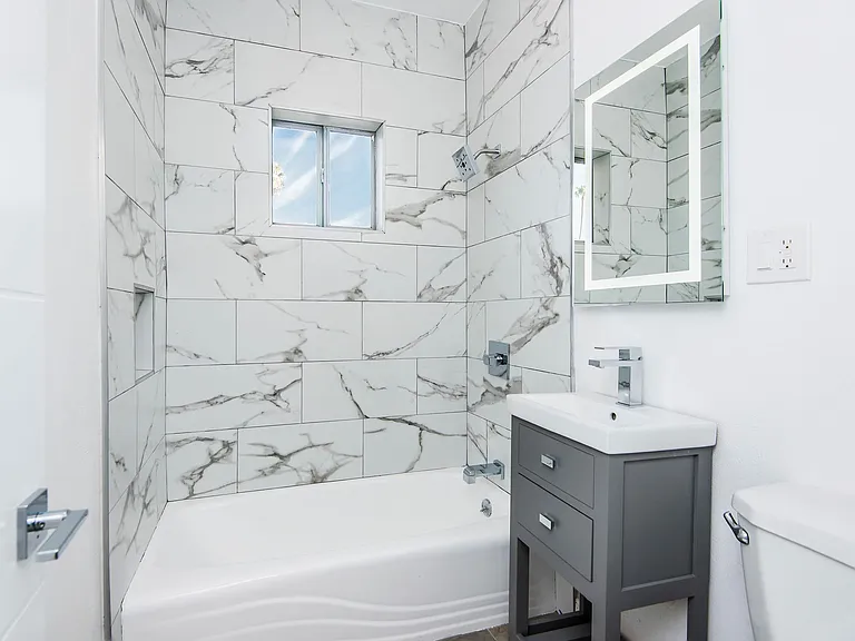 1439 N Curson Ave — Photo 9