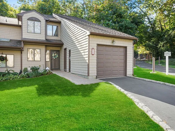 27 Jeremy Cir, Nesconset, NY 11767