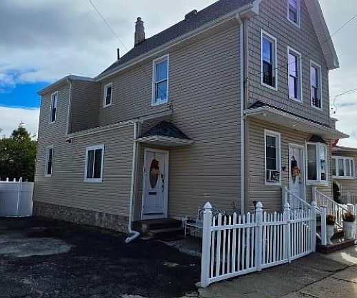 3rd image of 142 Sherman Pl