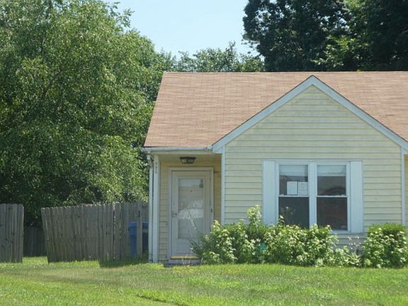 2nd image of 923 Campion Ct