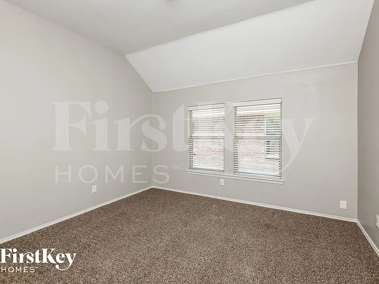 423 Hackberry Dr — Photo 10