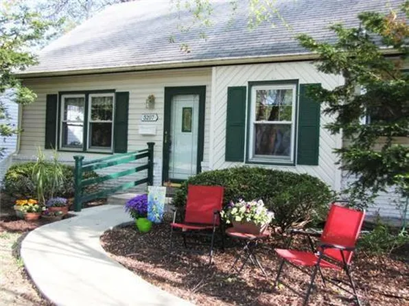 5207 W 49th St, Roeland Park, KS 66205