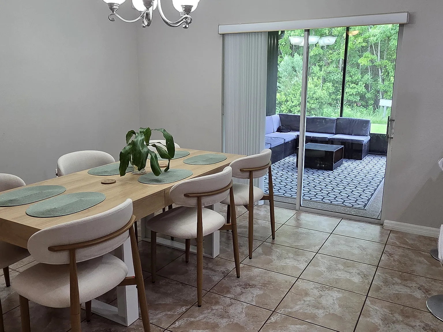 3 bed, 2.5 bath, 1700 sqft, $2,400 — Photo 4