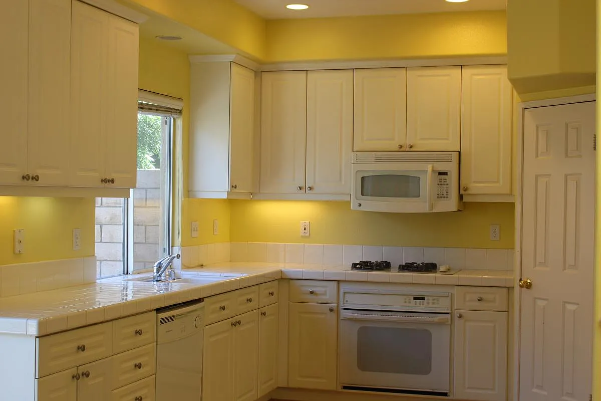 Kitchen. - 1690 Tanglebush Ln