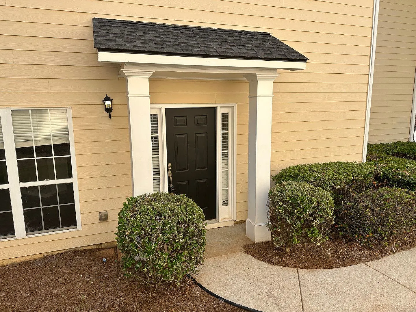 Great location, like new everything, stainless appliances, 1 car garage, hardwoods and tile floor... — Photo 3