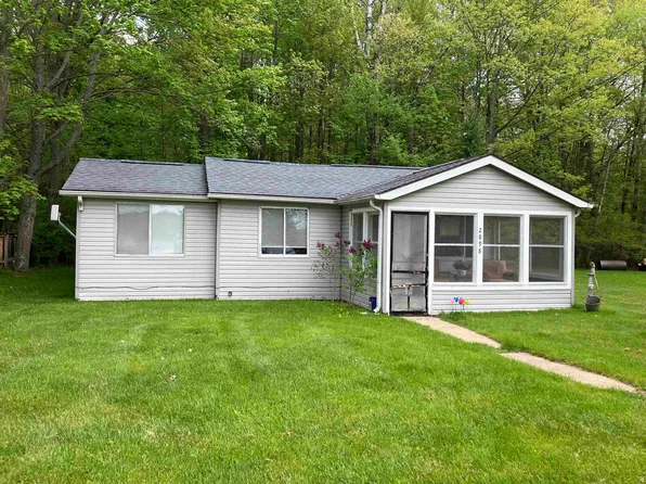 2898 Lakeshore Dr, Gladwin, MI 48624