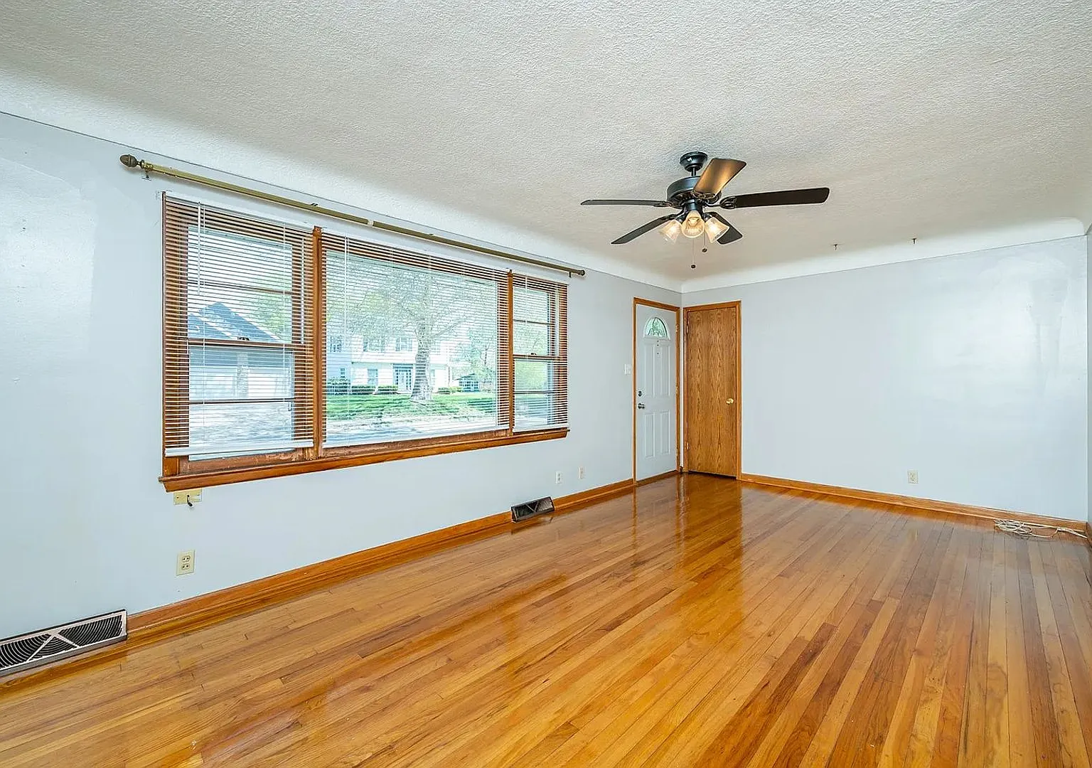 Move-In Special! Gorgeous Hardwood Floors! 3-Bed Home! — Photo 2