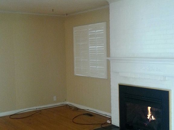 Remote gas log fireplace