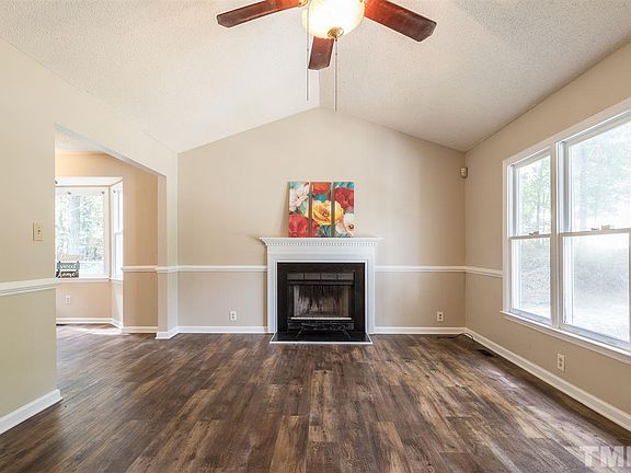 3rd image of 90 Richmond Dr