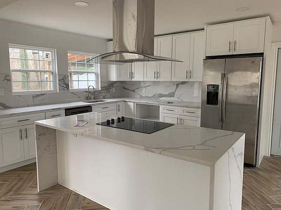 2nd image of 4 Redleaf Ln
