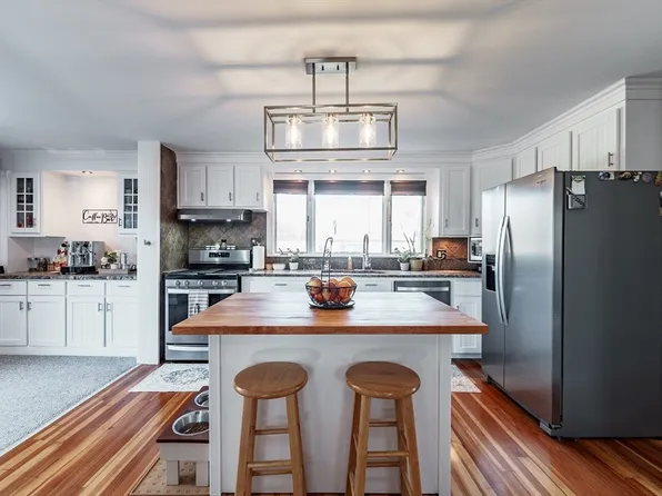 67 School St, Agawam, MA 01001