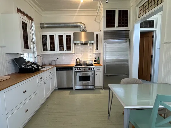 https://photos.zillowstatic.com/fp/1da4929f0475537783067ab64abc483f-p_e.webp