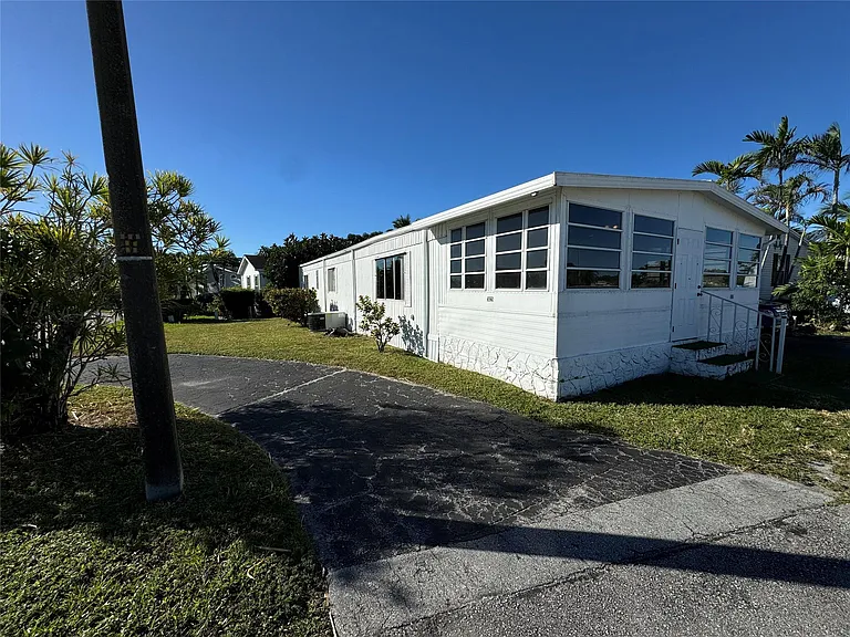 3028 Lakeshore Dr — Photo 5