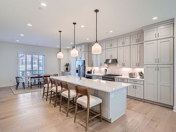 4th image of 805 Promenade Dr