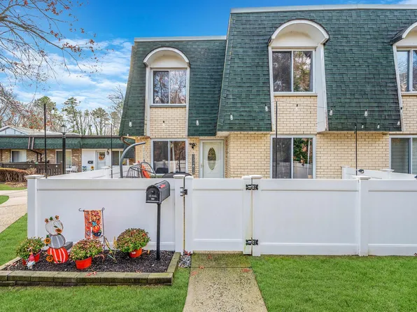 860 Birchwood Road, Medford, NY 11763