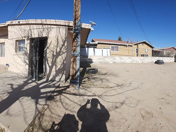 Front of house with side yard (right side)