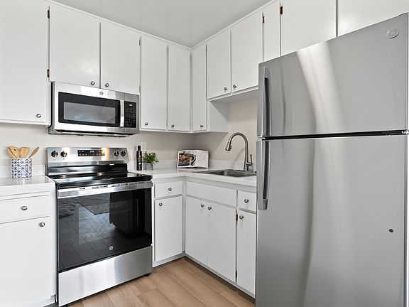 3rd image of 572 King Dr #0