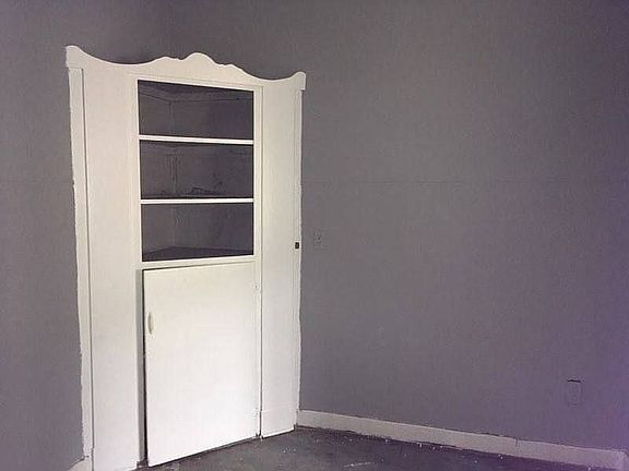 3rd image of 32 Republic Ave
