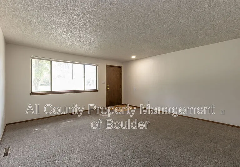 214 E Saint Clair Ave — Photo 5