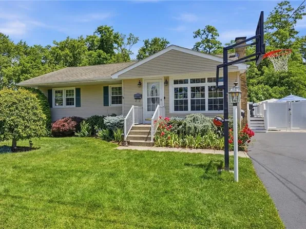 72 Fairweather Ave, Cranston, RI 02910