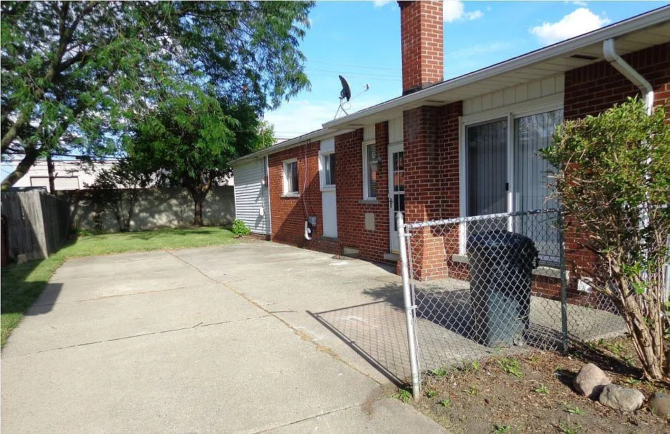 4 bed, 1.5 bath, 1378 sqft, $1,850 — Photo 2