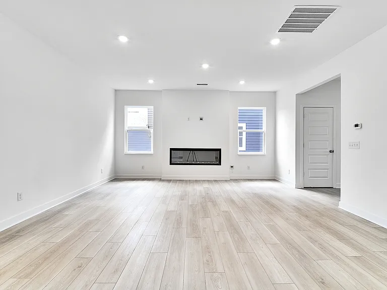 425 Eisenhower St — Photo 38