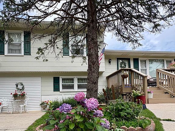 3rd image of 221 Linda Anne Ave N