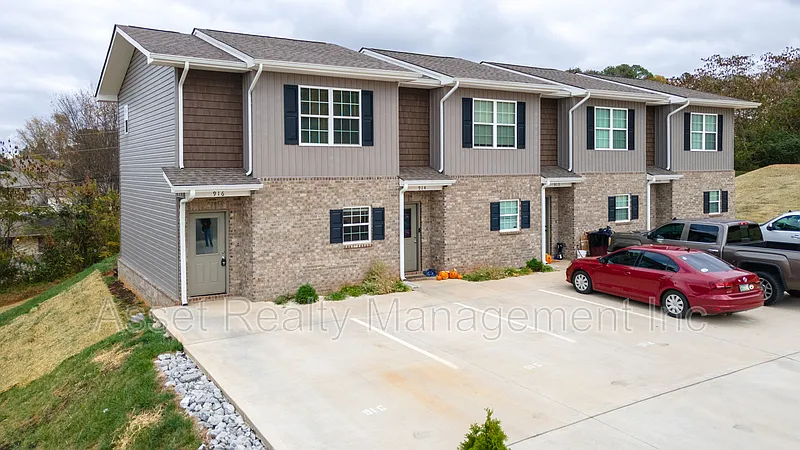 2 bed, 2.5 bath, 1518 sqft, $1,595 — Photo 2
