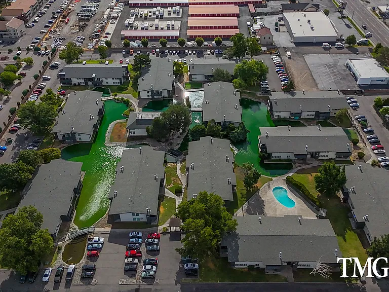 Lakeside Apartments — Photo 12